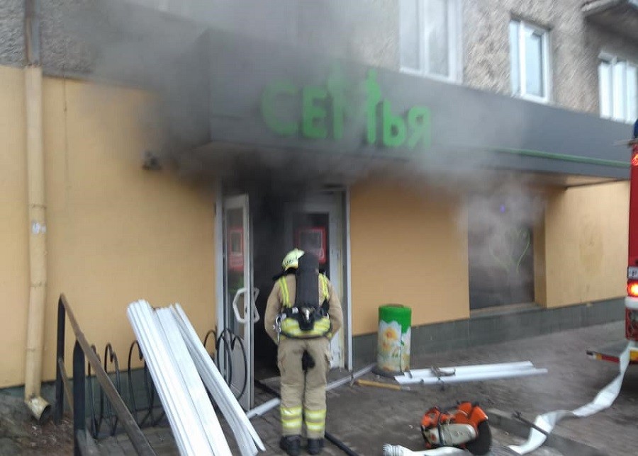Очевидцы сообщили о пожаре в магазине «Семья» на Куйбышева (видео)