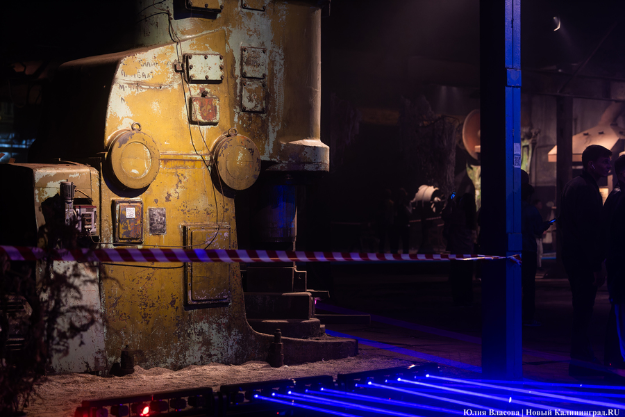 Индустриальные смыслы «Смены»: как прошёл фестиваль света в Кузнечном цехе (фото)