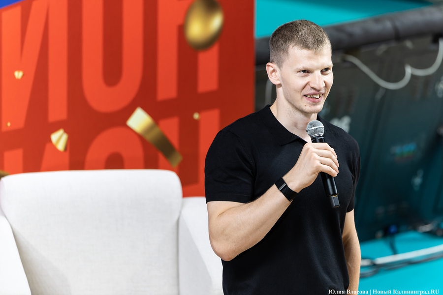 «Локосемья»: в Калининград из Ярославля привезли хоккейный Кубок Гагарина (фото)