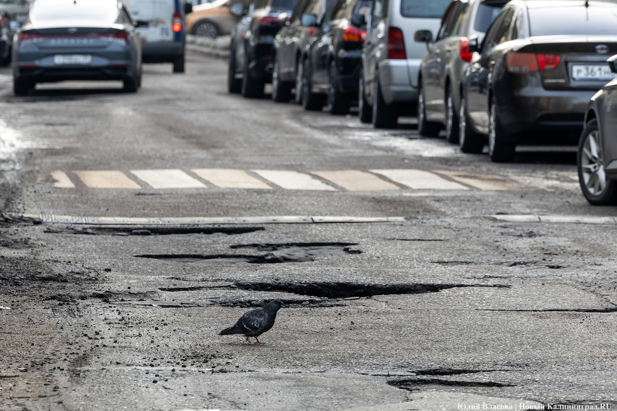 И пришло разрушение: как выглядят дороги Калининграда после схода снега (фото)