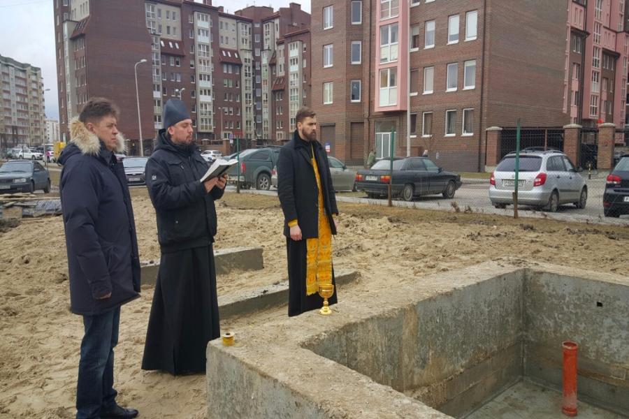 Молебен у фундамента храма. Фото предоставлено пресс-службой Калининградской епархии