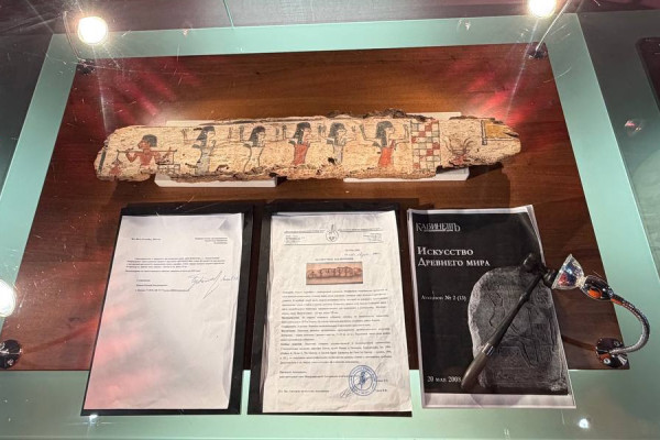 Музею Зеленоградска подарена древняя панель саркофага «Путь к бессмертию»