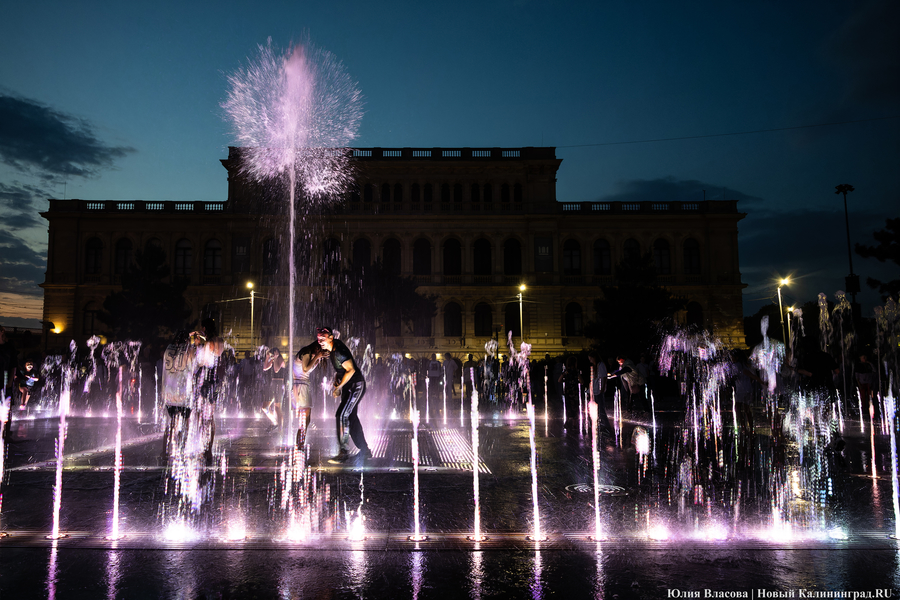 Огни, вода и гимн России: как работает «поющий» фонтан у Кёнигсбергской биржи (фото)