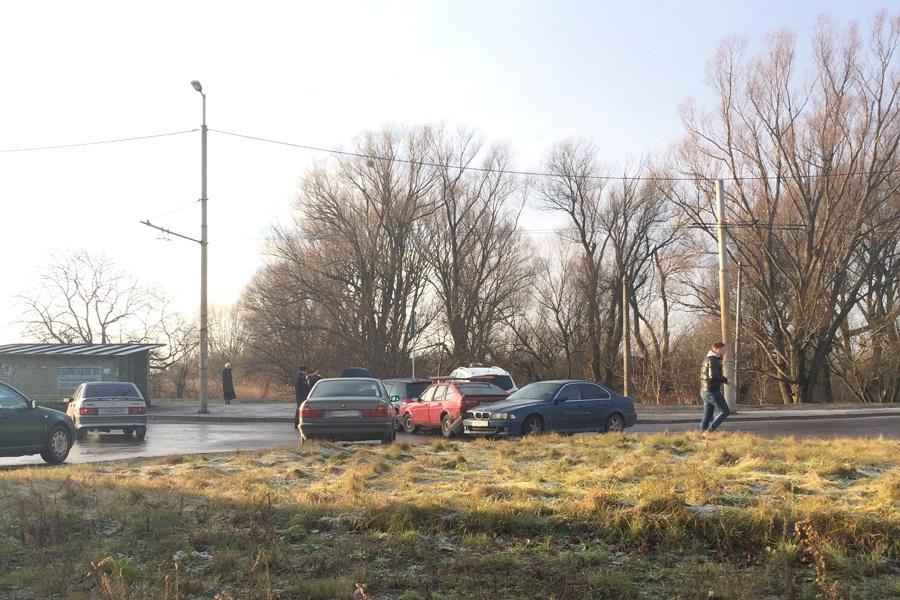 В Калининграде на ул. Портовой столкнулись пять автомобилей (фото)