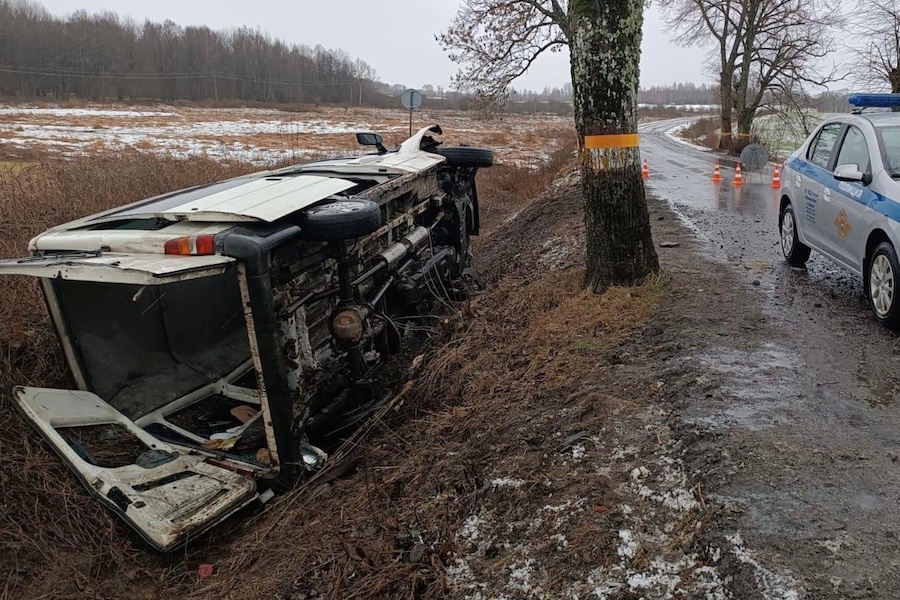 Под Неманом микроавтобус перевернулся в кювет, есть пострадавшие (фото)