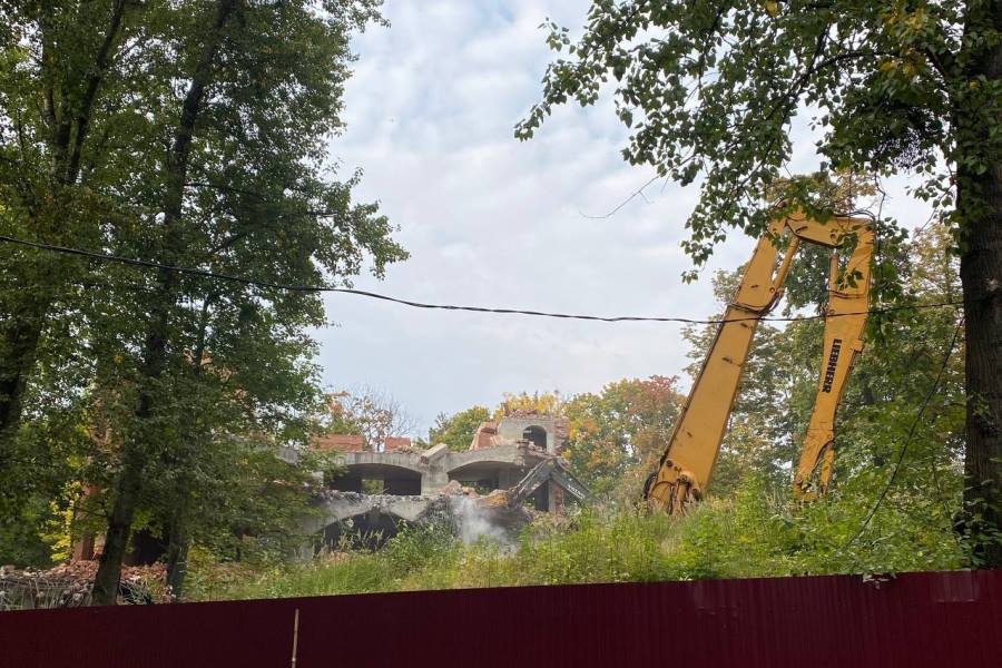 В Калининграде в Южном парке начали сносить недостроенную мечеть (фото)