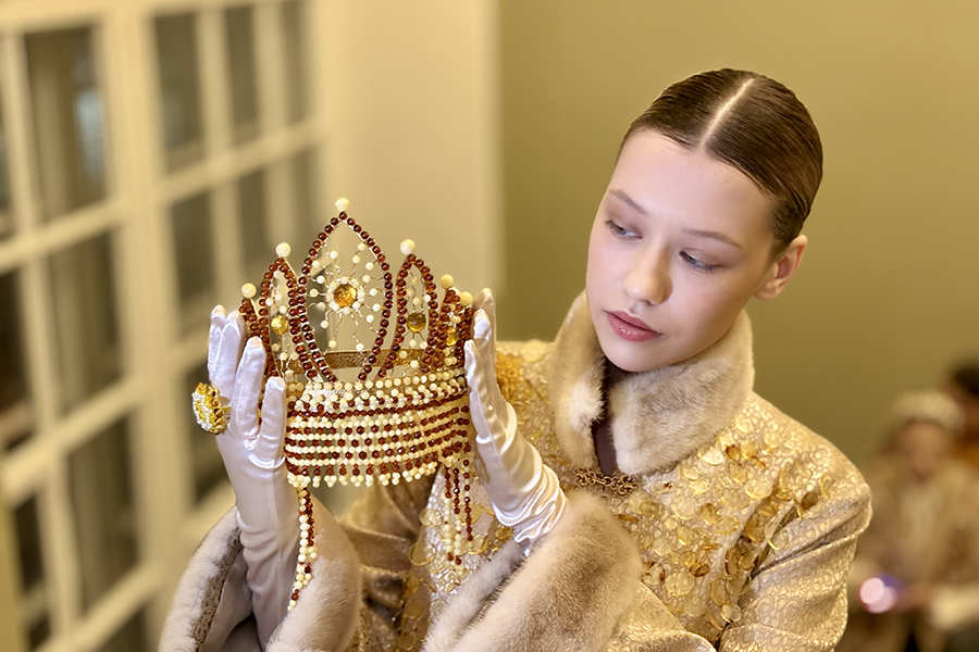 В Калининграде изготовили янтарный кокошник (фото)