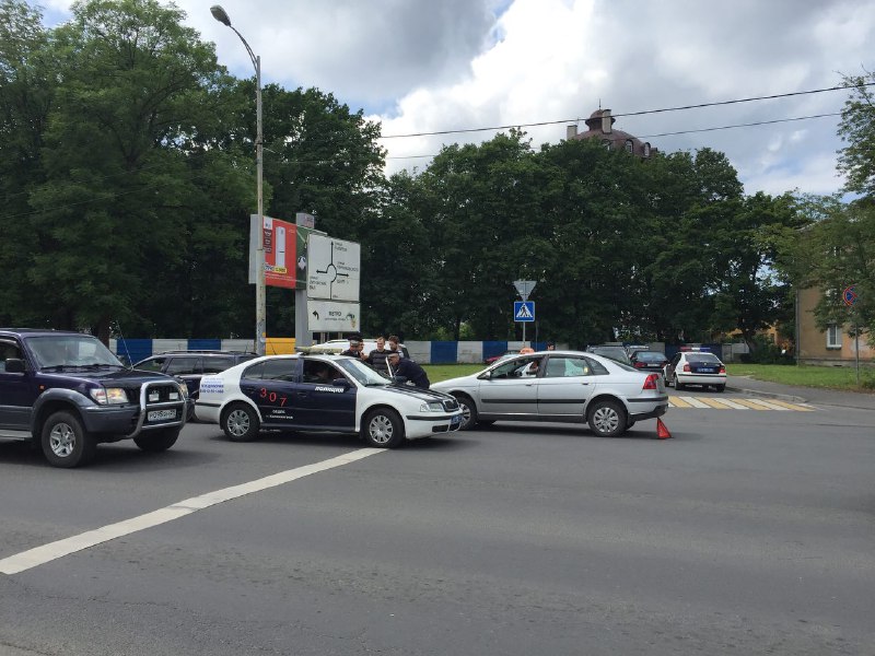 На подъезде к кольцу на пл. Василевского столкнулись два автомобиля (фото)