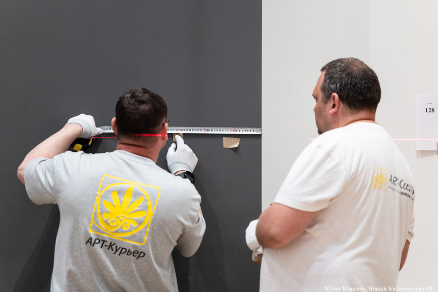 В Калининград прибыл «Чёрный квадрат»: как прошла распаковка картины Малевича (фото)