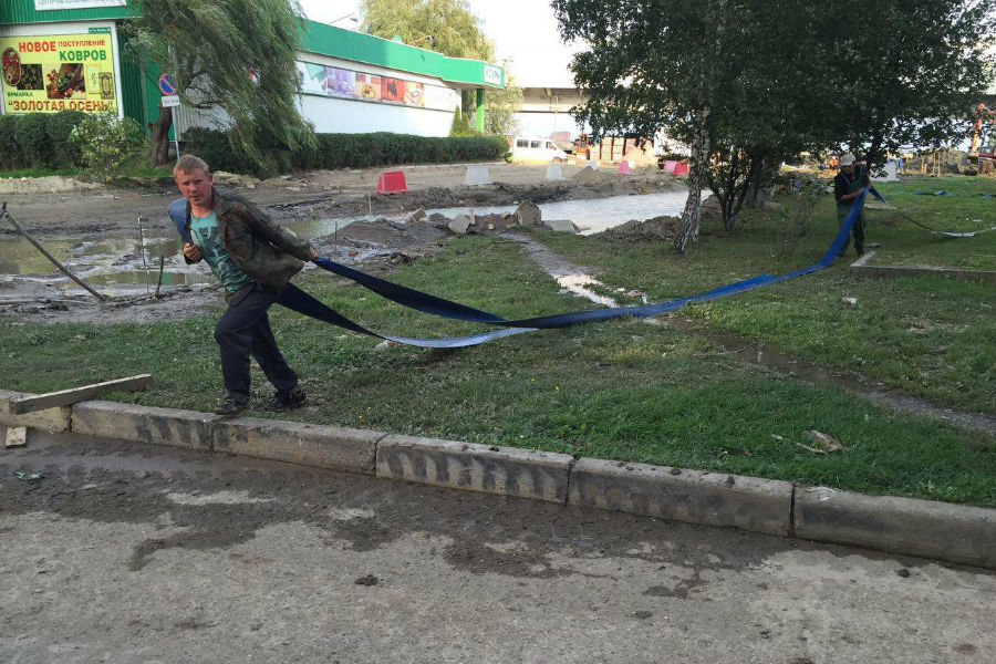 Остров невезения: строители опять устроили на Октябрьском потоп (фото)