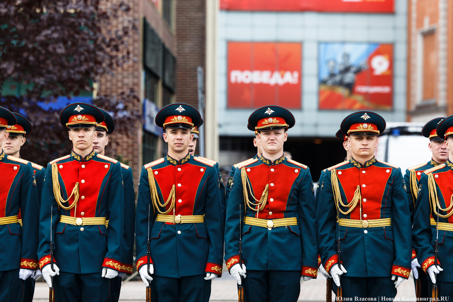 Под Знаменем Победы: в центре Калининграда прошел военный парад (фото)