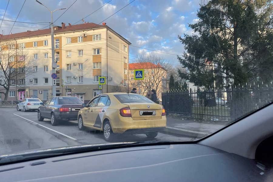 Очевидец: на ул. Горького у прокуратуры произошло тройное ДТП (фото)