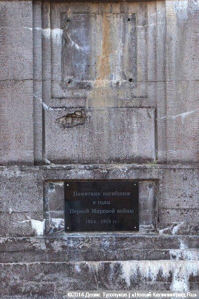 На крыше травка зеленеет: кирха начала XIX века в Перевалово покрывается плесенью и мхом