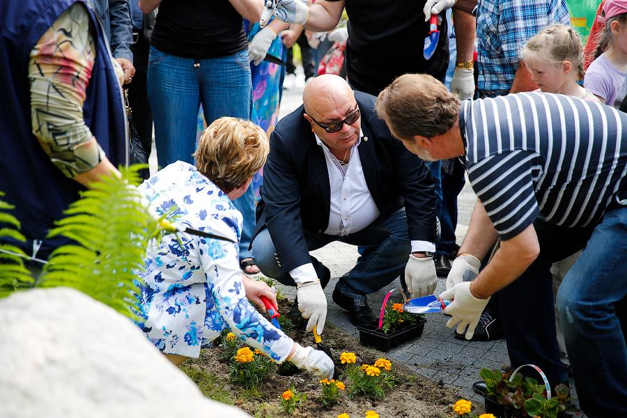 Мир, дружба, клумба: как мэрия Калининграда закругляла углы межнациональных отношений (фото)