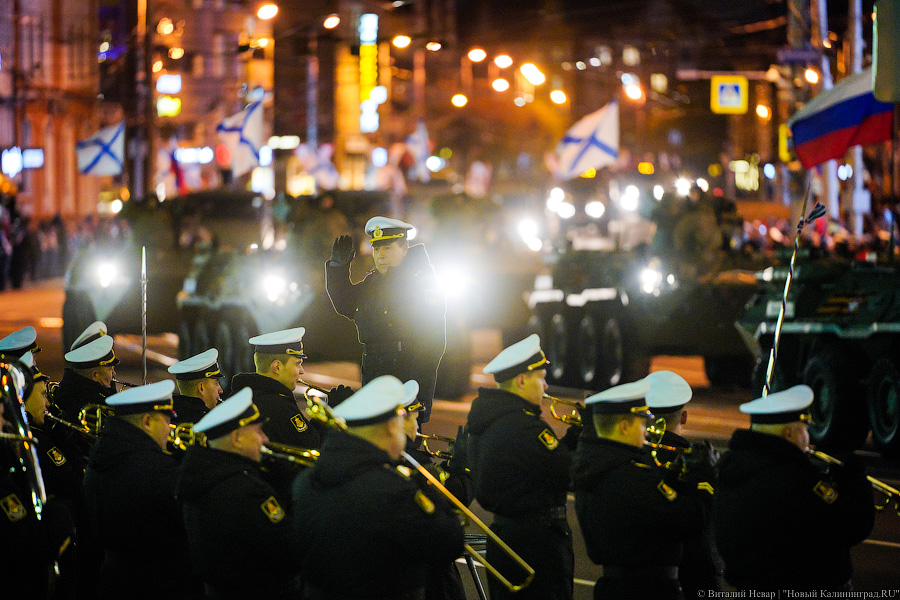 Вечерний марш: в Калининграде прошла репетиция парада Победы (фото)