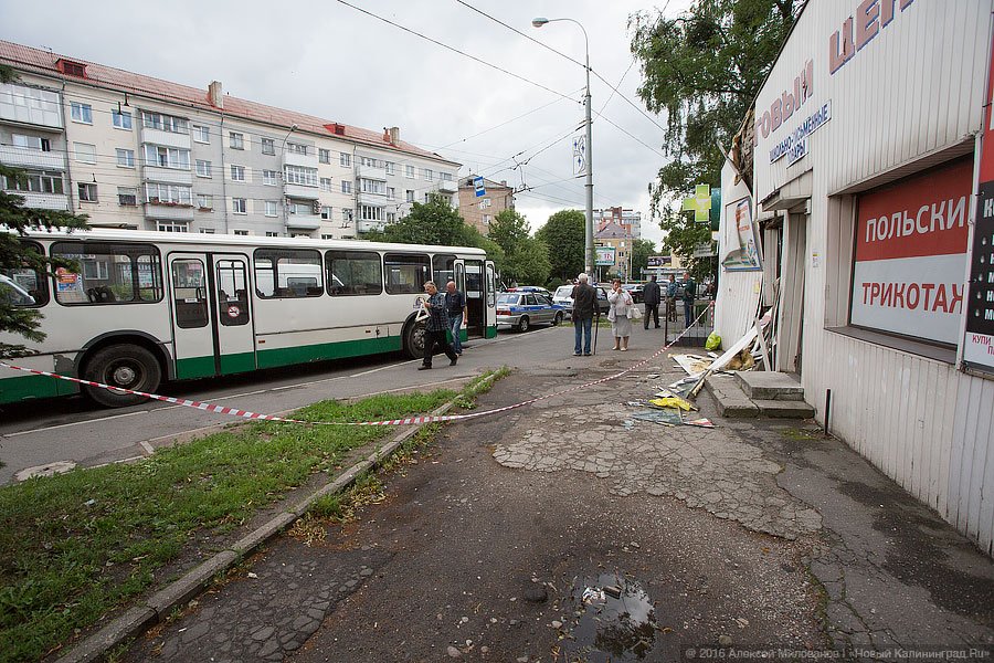 Кровавый след: в Калининграде автобус сбил женщину, шедшую на трамвай