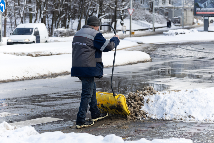 Зима не сдаётся: как выглядят улицы Калининграда после «снежного удара» (фото)