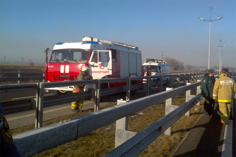 Часть Приморского кольца закрыта из-за поджога травы и крупного ДТП (+фото)