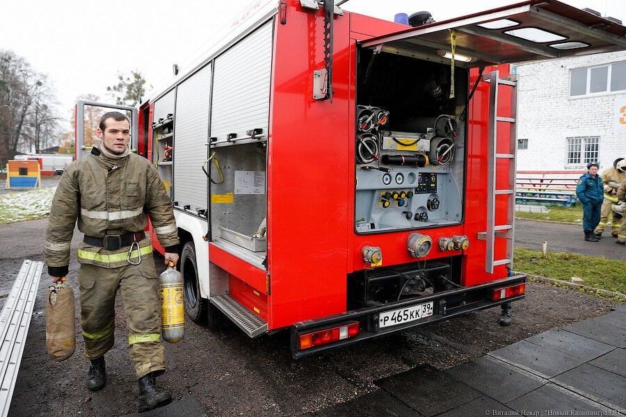 В Калининграде пожарные тушили огонь в заброшенном бомбоубежище