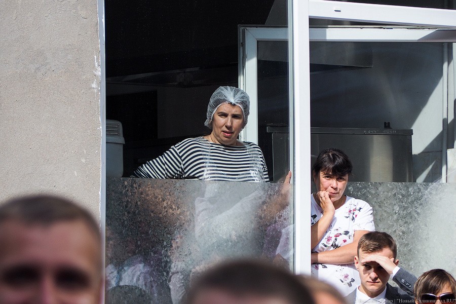 Банты, цветы, печальные дети: 1 сентября в Калининграде (фото)