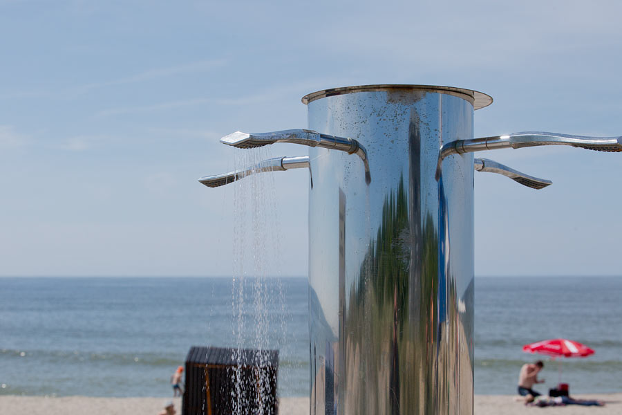 Власти Светлогорска покупают новые антивандальные душевые стойки на пляж
