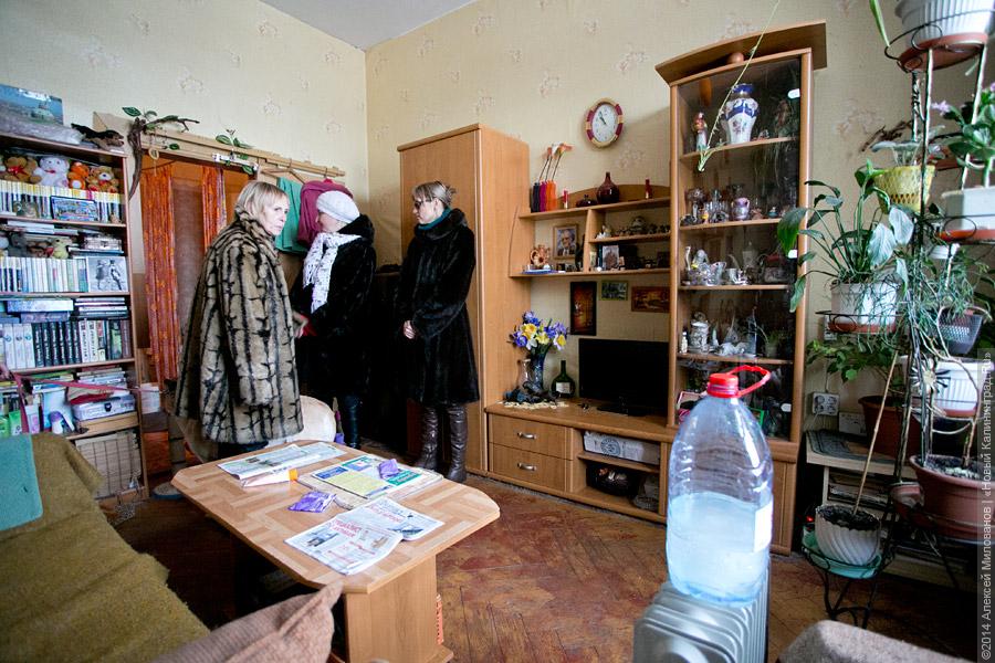 Собачий холод: в разгромленной бывшей казарме на Артиллерийской без тепла и воды живут люди