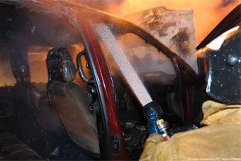 Ночью в Чкаловске сгорел микроавтобус, огонь повредил рядом стоящие легковушки