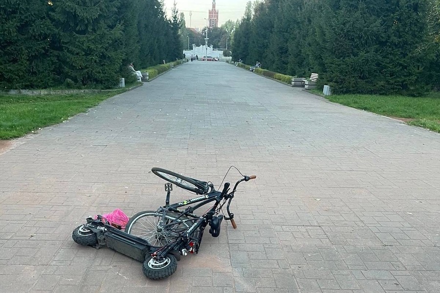В Южном парке столкнулись велосипедистка и электросамокатчик. Оба получили травмы (фото)
