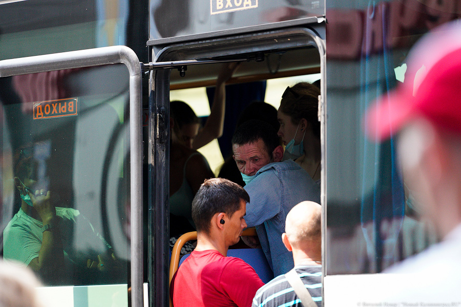 Не для слабаков: желающие уехать к морю штурмуют электрички и автобусы