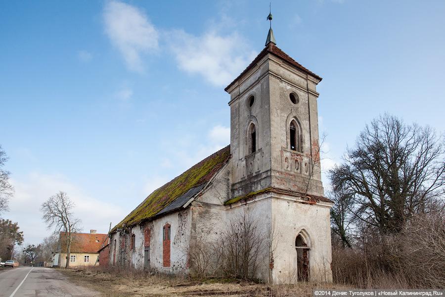 На крыше травка зеленеет: кирха начала XIX века в Перевалово покрывается плесенью и мхом