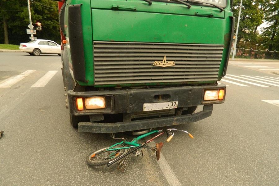 В Калининграде за сутки в ДТП пострадали велосипедист и водитель мотороллера (фото)