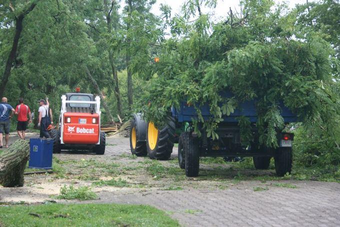 Шторм в Литве: на пляже Ниды ветер поднял в воздух коляску с ребенком (фото)