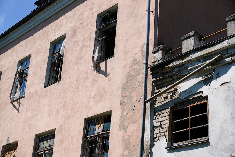 Усадьба разбитых окон: как выглядит Командный пункт 43-й армии перед реконструкцией (фото)