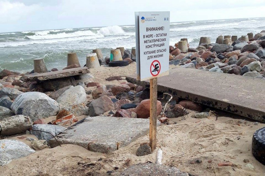 На необорудованных пляжах Куршской косы появились предупреждающие таблички (фото)