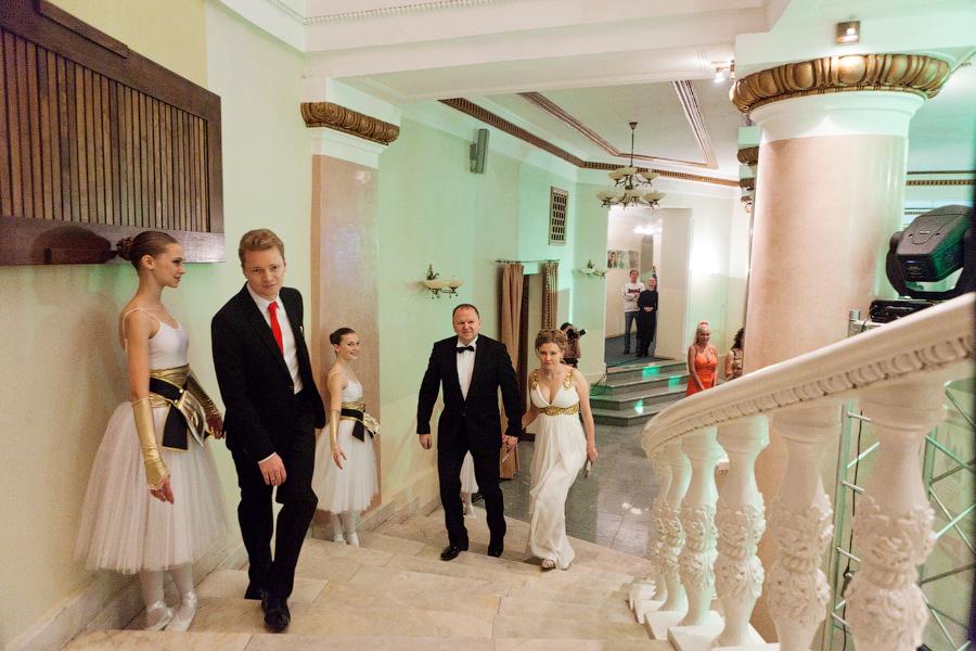 "Под звуки вальса": фоторепортаж с благотворительного бала "Янтарная корона"