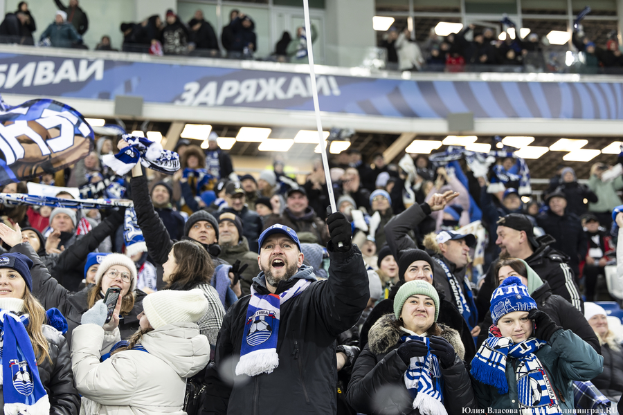 «Не футбол, а регби»: снежный матч «Балтика» — «Спартак» в фотографиях