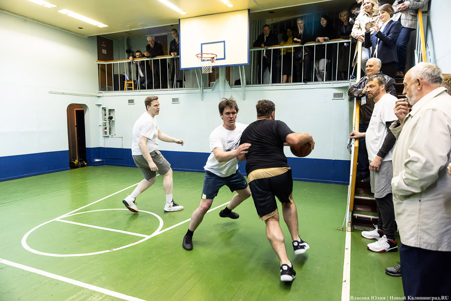 Космический джем: чиновники и музейщики сыграли в баскетбол в трюме «Пацаева» (фото)