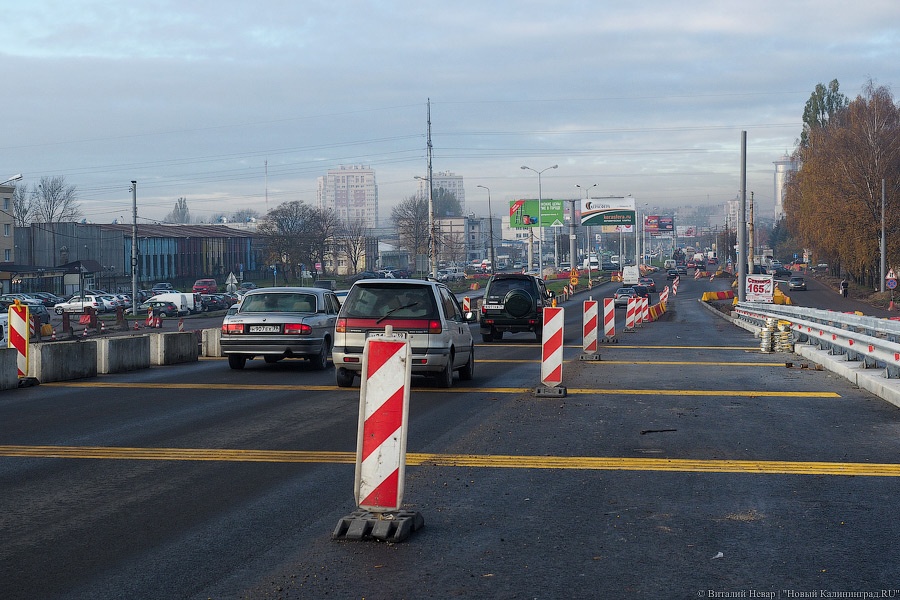 Наполовину открыто: путепровод на Московском начал пропускать автотраснпорт