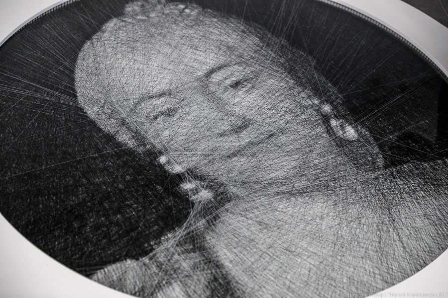 В «Храброво» повесили портрет императрицы из 45 километров ниток (фото)