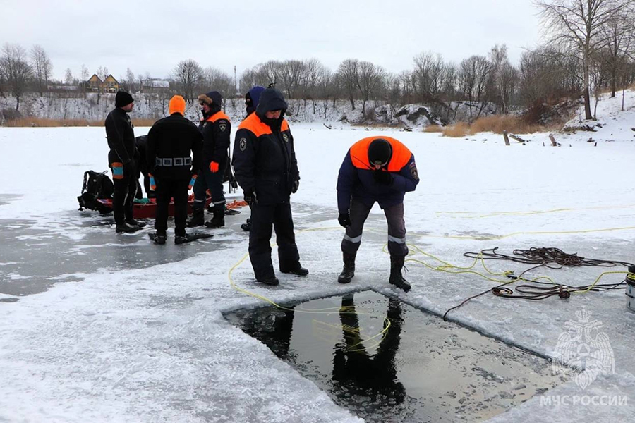 В МЧС показали, как тренируются проводить спасательные операции под водой (видео) (фото)