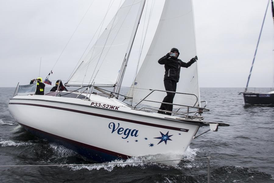 Венки на воде: калининградские яхтсмены почтили память погибших моряков