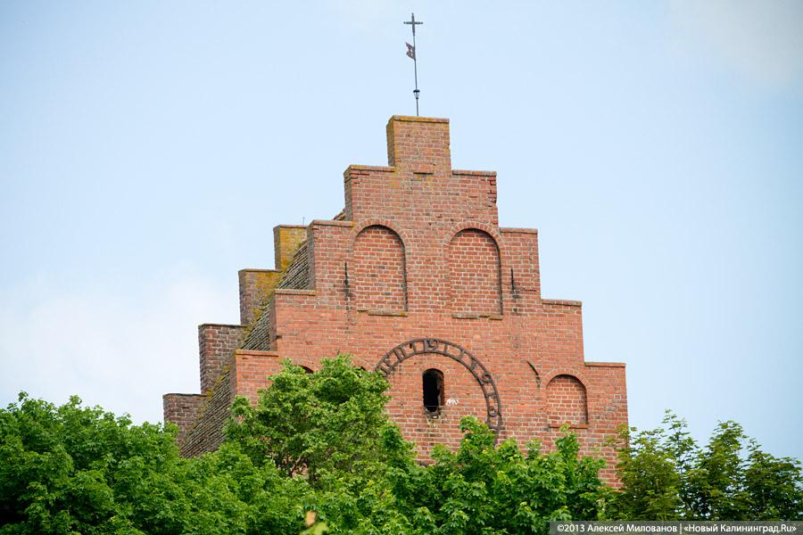 Без окон и дверей: законсервированная Кирха в Домново начала разрушаться