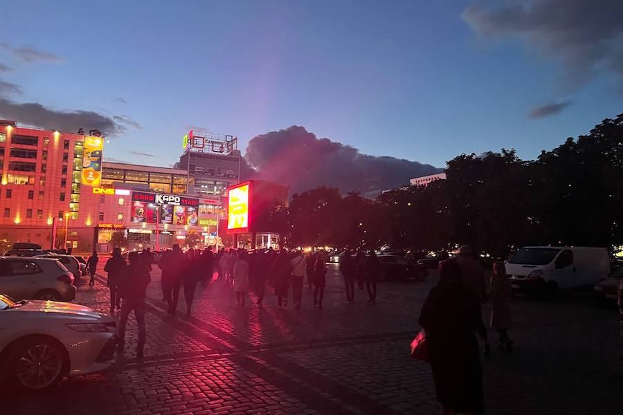 «Пошли молчаливой толпой»: на площадь у Дома Советов пришли около 100 человек (видео)