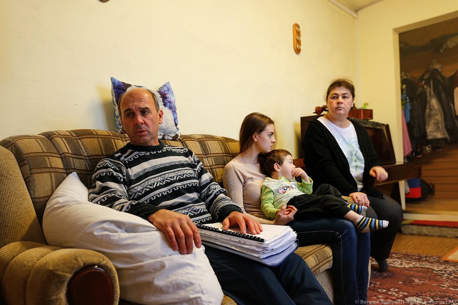 ЛЭП над головой: через дом многодетной семьи ведут электричество в «Храброво»