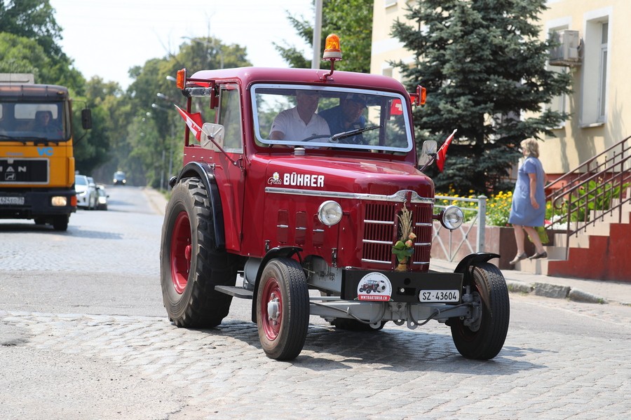 Zwei vodka!: интервью болельщиков, приехавших из Швейцарии на тракторе