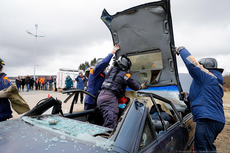 ДТП со зрелищным финалом: под Калининградом прошли учения спасателей