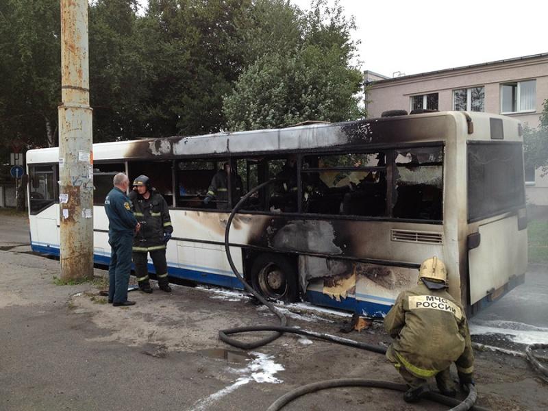 В Калининграде на Московском проспекте горит рейсовый автобус