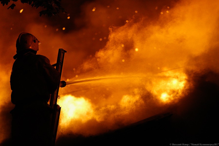 Черный четверг: пожар уничтожил склады на проспекте Калинина (фото) 