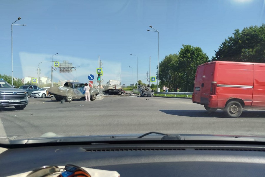 На пересечении Южного обхода и Аллеи Смелых затруднен проезд из-за массового ДТП (видео)