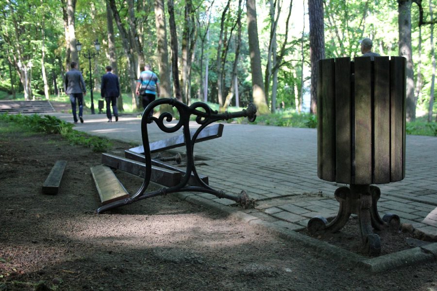 Воищев обещает 10 тыс. за информацию о вандалах, разгромивших парк в Советске